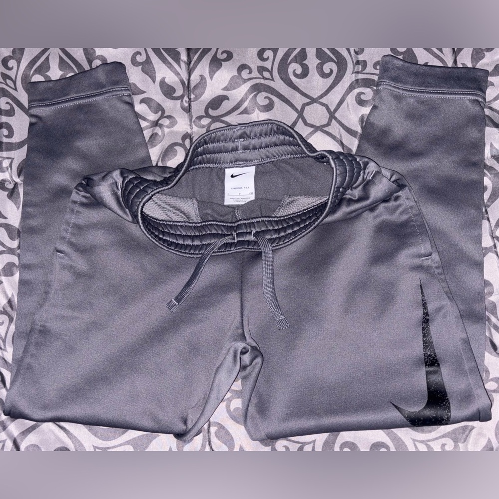 NIKE - Boys Therma Fit Joggers/Basketball | Gray/Blk |
Size: MED *Standard Fit